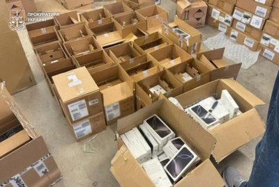 Елітні телефони, парфуми та рідини для електронок на майже 30 млн грн