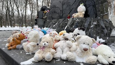 Іграшки біля пам'ятника загиблим дітям у центральному парку в Харкові, 12 січня 2026 року Іграшки біля пам'ятника загиблим дітям у центральному парку в Харкові, 12 січня 2026 року