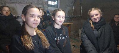 Аліна Мищик (в центрі) та Іванна Менчинська (справа) Аліна Мищик (в центрі) та Іванна Менчинська (справа)