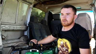 Пілот 117 окремої важкої механізованої бригади Павло тримає дрон "Королеву Шершнів" Донецька область