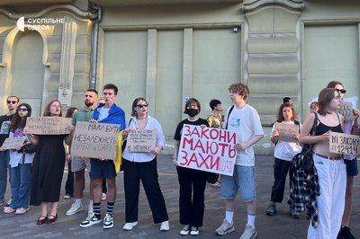 Одесити втретє вийшли на акцію проти законопроєкту, що послаблює НАБУ та САП Одесити втретє вийшли на акцію проти законопроєкту, що послаблює НАБУ та САП