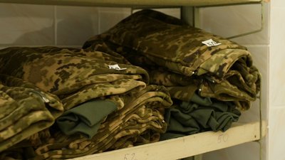На Кіровоградщині переселенка вишиває символи громади, яка стала їй другим домом, і у такий спосіб допомагає війську На Кіровоградщині переселенка вишиває символи громади, яка стала їй другим домом, і у такий спосіб допомагає війську