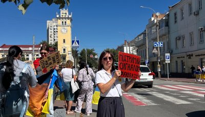 Учасників акції повз проїжджаючі авто підтримують сигналом Учасників акції повз проїжджаючі авто підтримують сигналом