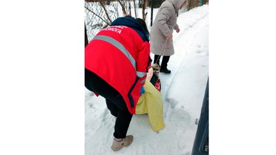 На санчатах доправляли пацієнтку до "швидкої" на Чернігівщині через складні погодні умови На санчатах доправляли пацієнтку до "швидкої" на Чернігівщині через складні погодні умови