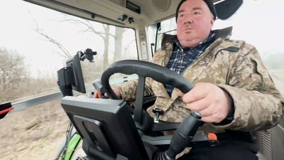 Повернувся до професії після трьох років в ЗСУ: як ветеран з Чернігівщини знову сів за кермо трактора Повернувся до професії після трьох років в ЗСУ: як ветеран з Чернігівщини знову сів за кермо трактора