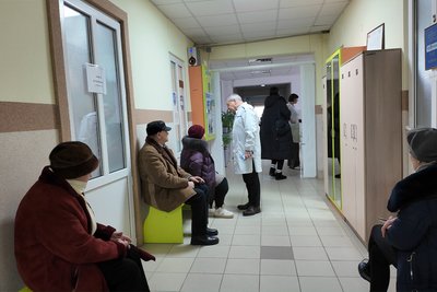Пацієнт очікують в черзі у медичному центрі у Новоселиці Пацієнт очікують в черзі у медичному центрі у Новоселиці