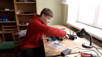 На Вінниччині восьмеро учнів майструють дрони для оборонців На Вінниччині восьмеро учнів майструють дрони для оборонців
