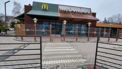 Закритий ресторан "Макдональдз" поблизу метро "Архітектора Бекетова" у Харкові Закритий ресторан "Макдональдз" поблизу метро "Архітектора Бекетова" у Харкові