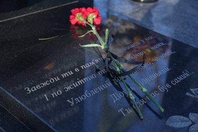 "Це просто нелюди, інших слів немає": у Дніпрі невідомі крадуть квіти з могил військових "Це просто нелюди, інших слів немає": у Дніпрі невідомі крадуть квіти з могил військових