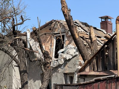 "Мені не віриться, що це я живу". Місцеві жителі розповіли про наслідки обстрілу Сум