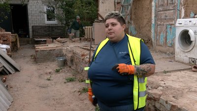 "Не вистачає чоловічих рук": як у Чернігові волонтери розбирають зруйнований росіянами будинок "Не вистачає чоловічих рук": як у Чернігові волонтери розбирають зруйнований росіянами будинок