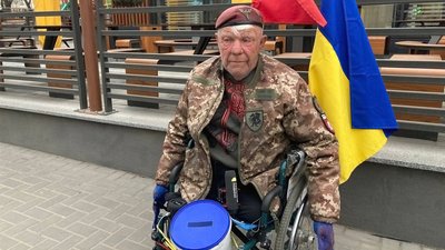 "Щоб закупити дрони й старлінки": 77-річний херсонський волонтер вдруге збирає гроші у Кропивницькому "Щоб закупити дрони й старлінки": 77-річний херсонський волонтер вдруге збирає гроші у Кропивницькому