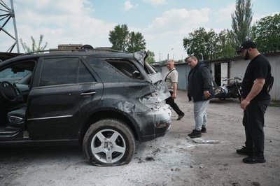 Люди на місці удару РФ у Салтівському районі Харкова Люди на місці удару РФ у Салтівському районі Харкова