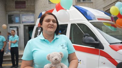 Дитячій лікарні у Сумах волонтери передали реанімобіль Дитячій лікарні у Сумах волонтери передали реанімобіль
