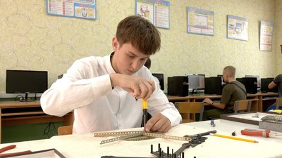 На Вінниччині ліцеїсти на 3D-принтері виготовляють дрони для оборонців На Вінниччині ліцеїсти на 3D-принтері виготовляють дрони для оборонців