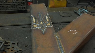 На кожну наносить герб України: волонтер із Вінниці майструє буржуйки для оборонців На кожну наносить герб України: волонтер із Вінниці майструє буржуйки для оборонців