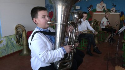 "Слава Богу, що маємо на чому грати": як працює дитячий оркестр на Рівненщині