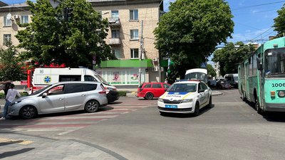 ДТП у центрі Житомира: на пішохідному переході автівка збила жінку ДТП у центрі Житомира: на пішохідному переході автівка збила жінку