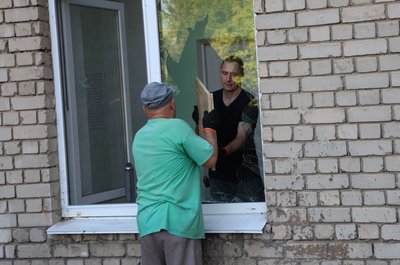 Дронова атака на лікарню у Херсоні: пошкоджені вікна та автівки Дронова атака на лікарню у Херсоні: пошкоджені вікна та автівки