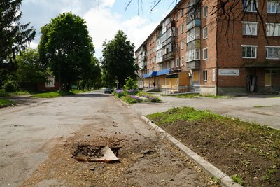 "Стоїмо до останнього". Який вигляд має центральна вулиця Білопілля після російських обстрілів "Стоїмо до останнього". Який вигляд має центральна вулиця Білопілля після російських обстрілів