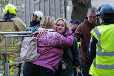Атаки РФ на Київ: У Дарницькому районі під завалами дев'ятиповерхівки продовжують шукати людей Атаки РФ на Київ: У Дарницькому районі під завалами дев'ятиповерхівки продовжують шукати людей