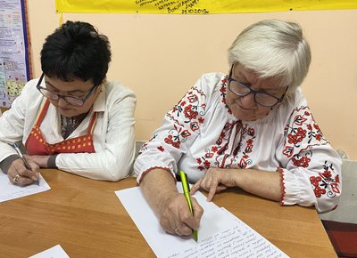 Замість плетіння сіток: як у Черкасах волонтери писали диктант національної єдності Замість плетіння сіток: як у Черкасах волонтери писали диктант національної єдності