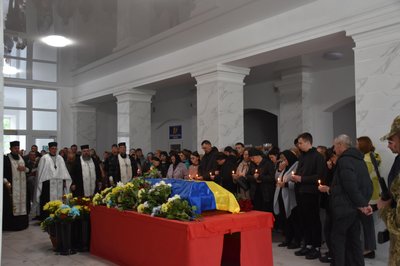 Вшанували й попрощалися з військовослужбовцем в приміщенні Гарнізонного будинку офіцерів