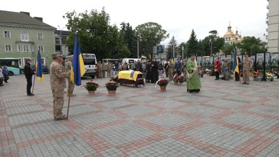 З капітаном Сергієм Бандрівським попрощалися у Рівному З капітаном Сергієм Бандрівським попрощалися у Рівному