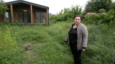 Дали ключі, а потім забрали: чому багатодітна сім'я 9 місяців чекає на заселення до будинку в Ягідному на Чернігівщині Дали ключі, а потім забрали: чому багатодітна сім'я 9 місяців чекає на заселення до будинку в Ягідному на Чернігівщині