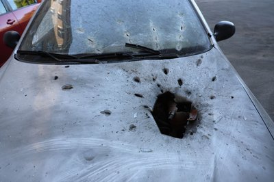 Дронова атака на лікарню у Херсоні: пошкоджені вікна та автівки Дронова атака на лікарню у Херсоні: пошкоджені вікна та автівки