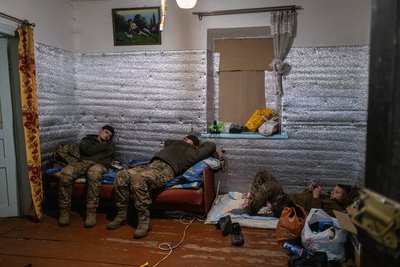 Військові відпочивають у КСП після бойового виїзду на Курахівському напрямку 18 листопада 2024 року Військові відпочивають у КСП після бойового виїзду на Курахівському напрямку 18 листопада 2024 року