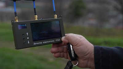 Великодні подарунки під дронами: як у селі Зелений Гай волонтер допомагає мешканцям Великодні подарунки під дронами: як у селі Зелений Гай волонтер допомагає мешканцям