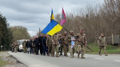 Поховання на Чернігівщині: в останню путь провели 7 військових Поховання на Чернігівщині: в останню путь провели 7 військових
