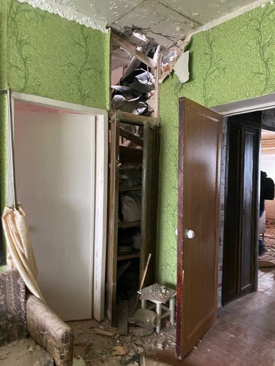 "У всіх кімнатах дірки". Наслідки одного з обстрілів Костянтинівки, де ракета пробила дах будинку "У всіх кімнатах дірки". Наслідки одного з обстрілів Костянтинівки, де ракета пробила дах будинку