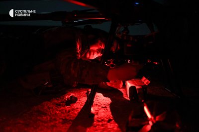 Боєць першого батальйону 40 ОБрБО з позивним "Лівша" готує ударний дрон "Кажан" до нічної роботи на Херсонщині Боєць першого батальйону 40 ОБрБО з позивним "Лівша" готує ударний дрон "Кажан" до нічної роботи на Херсонщині
