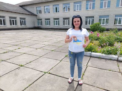 На Львівщині військовий передав подарунки дівчинці, яка написала лист на передову На Львівщині військовий передав подарунки дівчинці, яка написала лист на передову