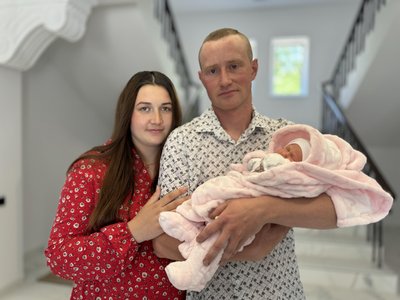Новонароджена Злата з батьками