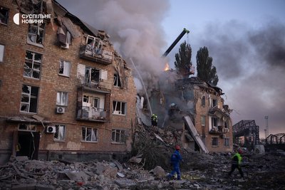 Рятувальники на місці обстрілу у Києві. Унаслідок російської атаки на Київ у ніч на 28 серпня підтверджена загибель 23 людей, серед них четверо дітей Рятувальники на місці обстрілу у Києві. Унаслідок російської атаки на Київ у ніч на 28 серпня підтверджена загибель 23 людей, серед них четверо дітей