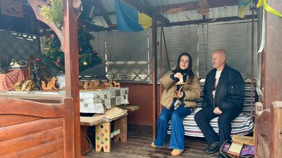 Ярослав Мельничук, робить підставки для телефонів, Віта Грицак, Тернопільщина, січень 2024 Ярослав Мельничук, робить підставки для телефонів, Віта Грицак, Тернопільщина, січень 2024