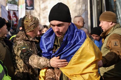 Другий день обміну: з російського полону повернулись 300 оборонців України та кілька цивільних Другий день обміну: з російського полону повернулись 300 оборонців України та кілька цивільних