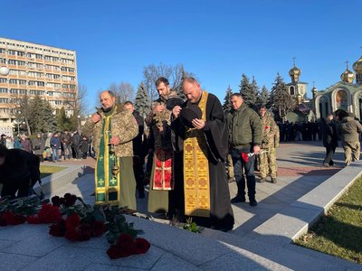 "Ми молимося за кожного захисника": у Черкасах вшанували пам'ять полеглих кіборгів "Ми молимося за кожного захисника": у Черкасах вшанували пам'ять полеглих кіборгів