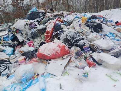 У Житомирі поліцію та екологів викликали на місце скиду побутових відходів поблизу міського сміттєзвалища У Житомирі поліцію та екологів викликали на місце скиду побутових відходів поблизу міського сміттєзвалища