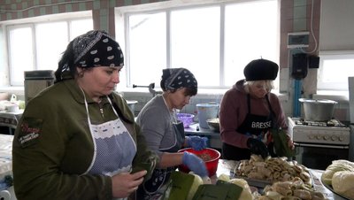 "Донатами помагають прості люди, матері загиблих, дружини": як "Турійські ґаздині" з Волині готують страви для бійців "Донатами помагають прості люди, матері загиблих, дружини": як "Турійські ґаздині" з Волині готують страви для бійців