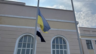 "Стосується кожної родини": полтавці про біло-чорний прапор як нагадування про полонених і зниклих "Стосується кожної родини": полтавці про біло-чорний прапор як нагадування про полонених і зниклих