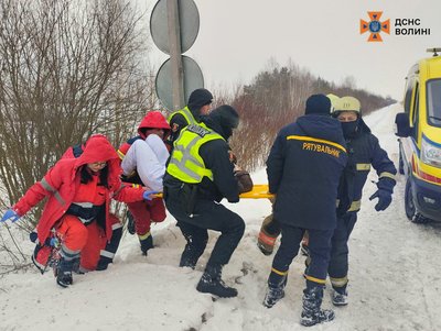 На Волині автомобіль злетів у кювет і перевернувся: є травмовані На Волині автомобіль злетів у кювет і перевернувся: є травмовані