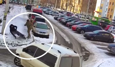 У Харкові чоловіки у військовій формі напали на велосипедиста 25 лютого 2025 року біля ЖК Миру-2 У Харкові чоловіки у військовій формі напали на велосипедиста 25 лютого 2025 року біля ЖК Миру-2