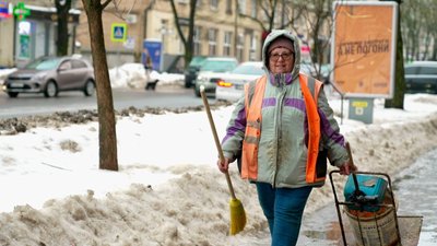 Марія Ходуванець, двірниця, прибирає вулицю Руську, 27 січня 2026 рокудей