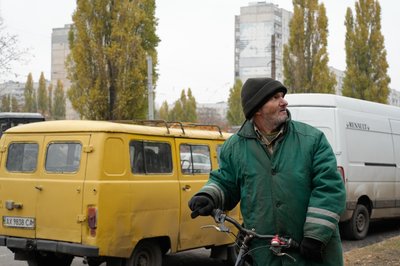 Влучання у будинок на Салтівці у Харкові: чоловік дивиться на розбитий будинок Влучання у будинок на Салтівці у Харкові: чоловік дивиться на розбитий будинок