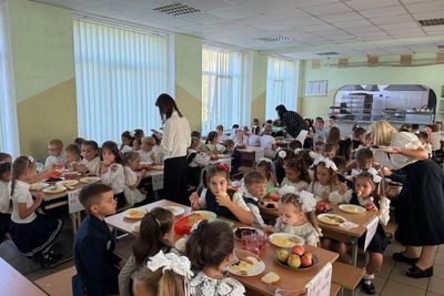 Діти під час обіду в Чернівецькому багатопрофільному ліцеї №4 Діти під час обіду в Чернівецькому багатопрофільному ліцеї №4