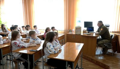 Про світ відкриттів: військовий із Черкас презентував книгу для дітей Про світ відкриттів: військовий із Черкас презентував книгу для дітей